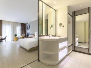 O baie la Ibis Styles Chengdu Chunxi Taikoo Li Hotel +138 fotografii