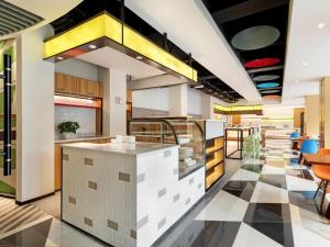 O bucătărie sau chicinetă la Ibis Styles Chengdu Chunxi Taikoo Li Hotel