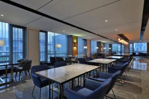A seating area at Crystal Orange Hangzhou Alibaba Future Technology City Hotel