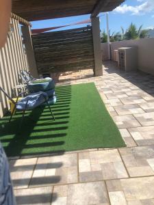 Um jardim no exterior de Relax and Recharge, Modern private apartment with private Rooftop