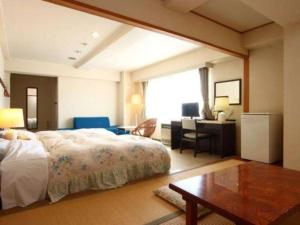 山ノ内町にあるHotel Heightsのベッドルーム1室(大型ベッド1台、デスク、テーブル付) +76枚の写真