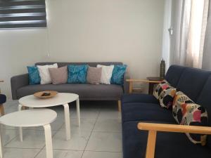 Uma área de estar em Relax and Recharge, Modern private apartment with private Rooftop