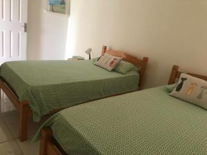 duas camas lado a lado em um quarto em Relax and Recharge, Modern private apartment with private Rooftop em Flic-en-Flac