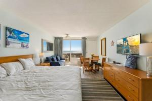 una habitación de hotel con una cama y un escritorio en 6201 Ocean Ave, Unit 312 - The Nassau Inn, en Wildwood