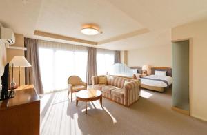 a hotel room with a couch and a bed at Villa Kitakaruizawa L-Wing in Kita-karuizawa +83 photos
