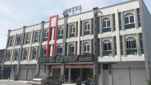 a building with a car parked in front of it at HOTEL KAWAN BIDOR in Sungkai