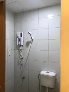 a bathroom with a shower stall with a toilet at VIVA HOTEL SRI AMAN in Simanggang