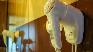 un secador de pelo está colgado en la pared en Doris Spa, en Kołobrzeg