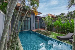 Bazén v ubytování VILLA JAVA| 2 Bedroom Private Pool Villa in Popular Onyx Villas | 3 min to Naiharn Beach nebo v jeho okolí