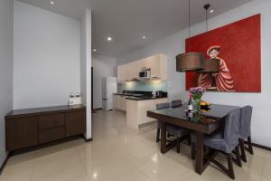 Η κουζίνα ή μικρή κουζίνα στο VILLA JAVA| 2 Bedroom Private Pool Villa in Popular Onyx Villas | 3 min to Naiharn Beach