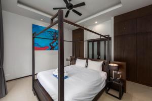 Ένα ή περισσότερα κρεβάτια σε δωμάτιο στο VILLA JAVA| 2 Bedroom Private Pool Villa in Popular Onyx Villas | 3 min to Naiharn Beach