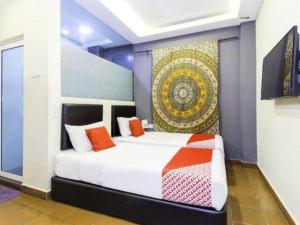 a bedroom with a bed and a painting on the wall at OYO 90429 Hotel Narasindo in Kuala Lumpur