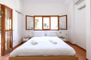 Ένα ή περισσότερα κρεβάτια σε δωμάτιο στο Spacious 3BR Penthouse w Rooftop 7 min from Beach and Shelter by Sea N' Rent