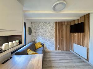 Μια τηλεόραση ή/και κέντρο ψυχαγωγίας στο La Guinguette de Lus