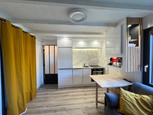 Η κουζίνα ή μικρή κουζίνα στο La Guinguette de Lus