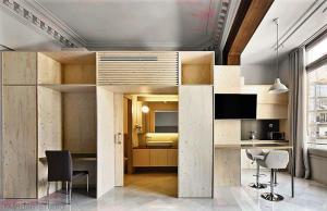 a room with a loft bed with a desk and chairs at Casa Abamita in Barcelona