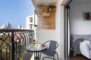 Balkón nebo terasa v ubytování Elegant Apartment w Balcony & Mamad in Heart of Tel Aviv by Sea N' Rent