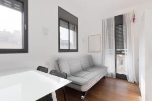 Posezení v ubytování Elegant Apartment w Balcony & Mamad in Heart of Tel Aviv by Sea N' Rent