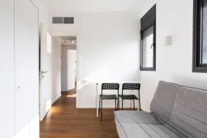Posezení v ubytování Elegant Apartment w Balcony & Mamad in Heart of Tel Aviv by Sea N' Rent