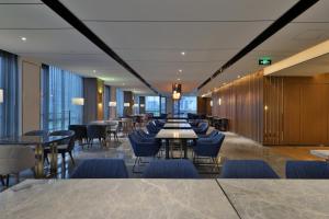 A seating area at Crystal Orange Hangzhou Alibaba Future Technology City Hotel