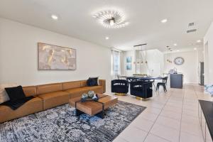 a living room with a couch and a dining room at 3787 Elegant 6BD Island Getaway Windsor Resort in Davenport