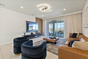 a living room with two couches and a tv at 3787 Elegant 6BD Island Getaway Windsor Resort in Davenport