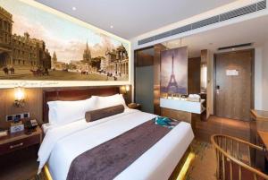 une chambre d'hôtel avec un lit et un tableau sur le mur dans l'établissement James Joyce Coffetel Beijing Pinggu Hospital Century Square, à Yuegezhuang 115 autres photos
