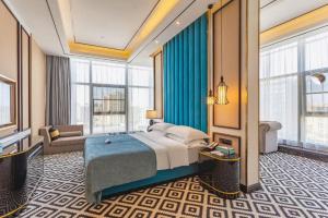 une chambre avec un lit, un canapé et des fenêtres dans l'établissement Xana Deluxe Hotel Chongqing Tongliang Wanda Plaza Longcheng Tiandi, à Tongliang 263 autres photos