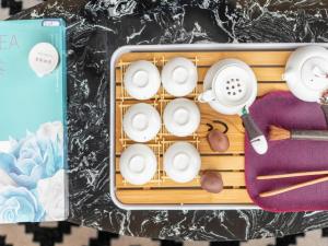 une boîte à lunch avec un panier de vaisselle et un couteau dans l'établissement Xana Deluxe Hotel Chongqing Tongliang Wanda Plaza Longcheng Tiandi, à Tongliang