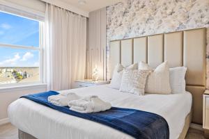 a bedroom with a large bed with towels on it at 3787 Elegant 6BD Island Getaway Windsor Resort in Davenport +88 photos