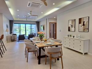 Ein Sitzbereich in der Unterkunft ThaiLife Wellness & Meditation Resort- SHA Plus