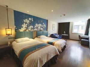 Postel nebo postele na pokoji v ubytování Magnotel Shenyang Consulate Qingnian Street