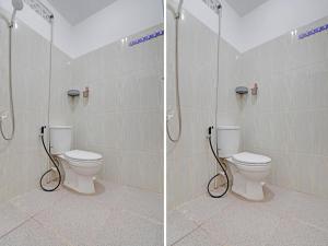 Ванная комната в OYO 92946 Dekna Homestay Syariah +62 фотографии