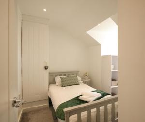 Postel nebo postele na pokoji v ubytování Ivy Cottage