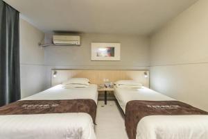 Postel nebo postele na pokoji v ubytování Jinjiang Inn Zhengzhou Dashiqiao Metro Station + 249 fotografií