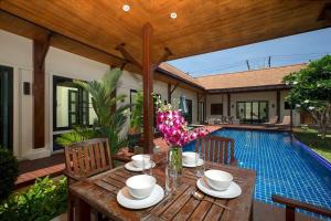 Bazén v ubytování VILLA ATARATA | Private Pool | Kokyang Estate by Tropiclook | Naiharn beach nebo v jeho okolí