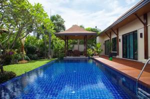 Bazén v ubytování VILLA ATARATA | Private Pool | Kokyang Estate by Tropiclook | Naiharn beach nebo v jeho okolí