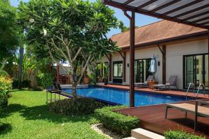 Bazén v ubytování VILLA ATARATA | Private Pool | Kokyang Estate by Tropiclook | Naiharn beach nebo v jeho okolí