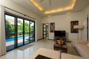 Bazén v ubytování VILLA ATARATA | Private Pool | Kokyang Estate by Tropiclook | Naiharn beach nebo v jeho okolí
