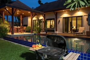 Bazén v ubytování VILLA ATARATA | Private Pool | Kokyang Estate by Tropiclook | Naiharn beach nebo v jeho okolí