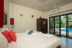 Bazén v ubytování VILLA ATARATA | Private Pool | Kokyang Estate by Tropiclook | Naiharn beach nebo v jeho okolí