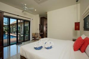 Postel nebo postele na pokoji v ubytování VILLA ATARATA | Private Pool | Kokyang Estate by Tropiclook | Naiharn beach + 30 fotografií