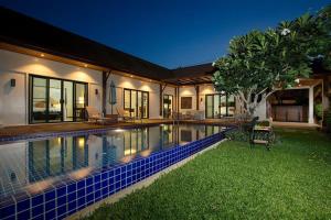 Bazén v ubytování VILLA ATARATA | Private Pool | Kokyang Estate by Tropiclook | Naiharn beach nebo v jeho okolí