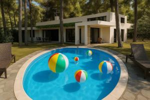 Bazén v ubytovaní Sparkling Sani Getaway - Nefeli's Summer Paradise alebo v jeho blízkosti