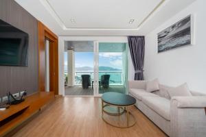 Χώρος καθιστικού στο Spacious apartment with ocean view & jacuzzi