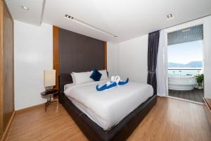 Ένα ή περισσότερα κρεβάτια σε δωμάτιο στο Spacious apartment with ocean view & jacuzzi +22 φωτογραφίες