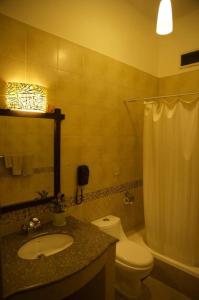 un bagno con lavandino, wc e doccia di Siddhartha Hotel Narayangarh a Sauraha