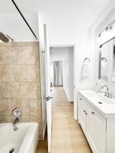 La salle de bains blanche est pourvue de 2 lavabos et d'une baignoire. dans l'établissement Mountain Escape Ski & Trails in Cottonwood Heights - Salt Lake City, à Cottonwood Heights
