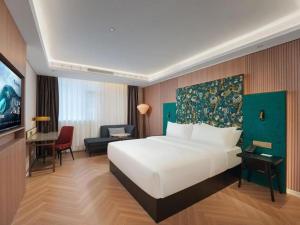 une chambre d'hôtel avec un lit et une télévision dans l'établissement Jinjiang Inn Nanjing Changjiang Bridge North Metro Station, à Taishan 73 autres photos