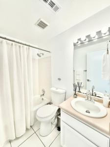 une salle de bains blanche avec toilettes et lavabo dans l'établissement Mountain Escape Ski & Trails in Cottonwood Heights - Salt Lake City, à Cottonwood Heights 36 autres photos